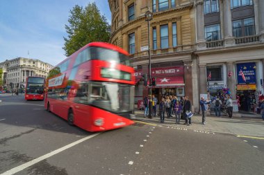 Londra, İngiltere-Nisan 2017: Trafalgar Meydanı, Londra 'nın bitişiğinde bir ahır kahve dükkanı
