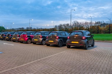 TONGwell, MILTON KEYNES, İngiltere - Aralık 2015. 7 Smart for Four Car, 2015 model, Mercedes-Benz Merkez Ofisi otoparkına park edilmiş.