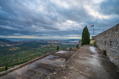 Split 'in manzarasına bakan Klis Kalesi. Hırvatistan