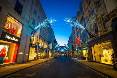 LONDON, İngiltere - 12 Aralık 2016: Chanel ve Louis Vuitton mağazaları ile New Bond Caddesi 'nde Noel ışıkları 