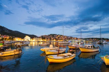 Hvar 'ın Alacakaranlıkta Sahili, Dalmaçya, Hırvatistan