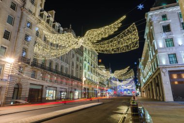 LONDON, İngiltere - 12 ARALIK 2016: Waterloo Pace caddesinde trafik ışıkları