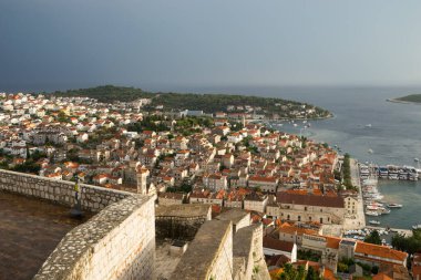 Hvar adasının kıyıları kaleden görünüyor.