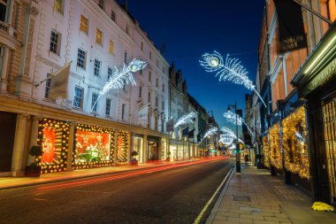 LONDON, İngiltere - 12 Aralık 2016: Chanel ve Louis Vuitton mağazaları ile New Bond Caddesi 'nde Noel ışıkları 