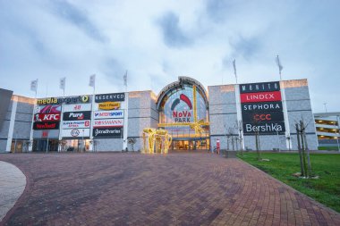 GORZOW WIELKOPOLSKI, POLAND - 15 Aralık 2016: Nova Park alışveriş merkezi. 2012 'de açılan Nova Park, şehir merkezi yakınlarındaki en büyük alışveriş merkezidir.