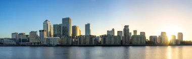 Canary Wharf, Londra 'da gün doğumunda. İngiltere
