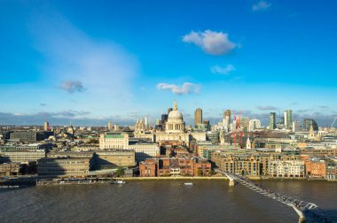 Güneşli bir günde St. Paul Katedrali, Millennium Köprüsü ve Thames Nehri 'nin kuzey kıyısının gökdelenleri manzaralı Londra gökdelenleri.