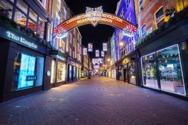LONDON, İngiltere - 16 ARALIK 2016: Carnaby Caddesi 'ndeki alışveriş merkezinde Noel tatili için sevgi, umut, öpücük ve dilek