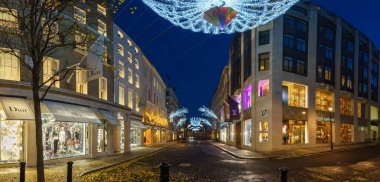 LONDON, İngiltere - 12 Aralık 2016: Louis Vuitton ve Dior mağazaları ile Londra 'daki New Bond Caddesi' nde Noel süslemeleri geniş açılı görünüm