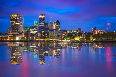 Şafakta Londra finans bölgesinde. İngiltere