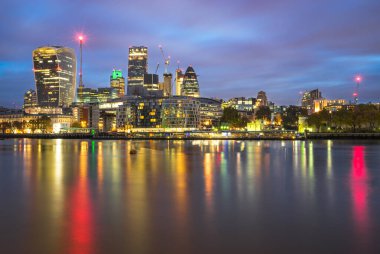 Londra şehir manzarası güneş doğmadan önce Thames nehrinin yansımasıyla