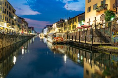 Kentin birçok restoran ve barı olan Traghetto eski kasaba bölgesi: Milan, İtalya-Ekim 2016