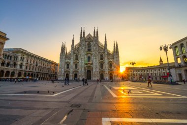 Milano 'da gün doğumunda Duomo Katedrali. İtalya 