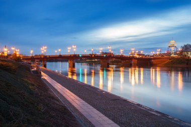 Eski kasaba köprüsü ve Warta nehri Gorzow, Polonya 'da alacakaranlıkta.