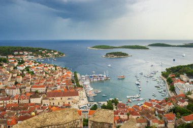 Öğleden sonra ışıklarıyla Hvar adasının hava manzarası