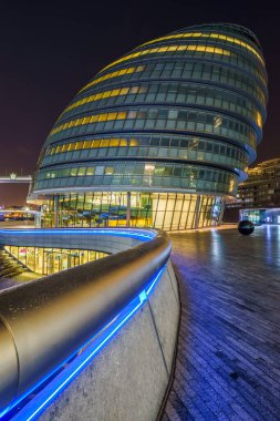 LONDON, İngiltere - 12 ARALIK 2016: Londra Belediye Binası gece gösterildi