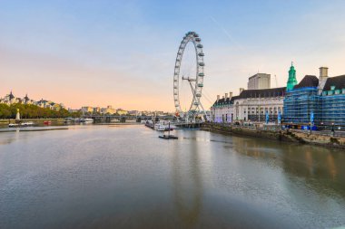 Gün doğumunda Londra 'nın gözü. London Eye veya Millennium Wheel, Thames Nehri 'nin güney kıyısındaki bir gözetleme çarkı: Londra, İngiltere-Ekim 2016