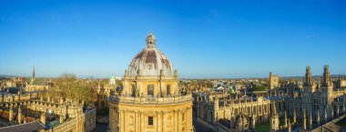 Gündoğumunda İngiltere 'deki Oxford şehrinin havadan panoramik görüntüsü. Birleşik Krallık