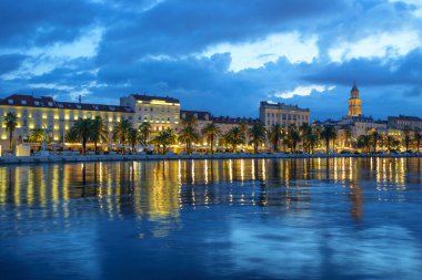 Diocletian Sarayı ve St Domnius Katedrali, Split 'te mavi saatte. Dalmaçya, Hırvatistan