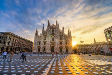 Güneş doğarken Milano 'da parlayan Duomo Katedrali. İtalya 