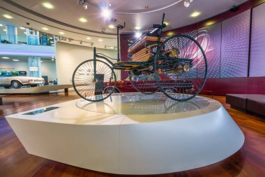 WEYBRIDGE, ENGLAND-MARCH 1, 2017: 1885 yılında Mannheim 'da Karl Benz tarafından tasarlanan yanmalı motorla çalışan dünyanın ilk gerçek otomobili. 