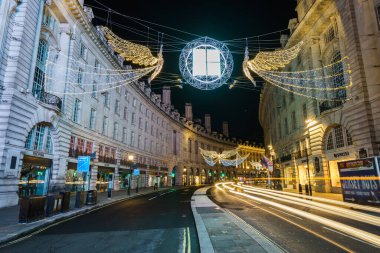 LONDON, İngiltere - 12 ARALIK 2016: Regent Caddesi 'nde ışık yollu melek Noel ışıkları, Londra şehir merkezi