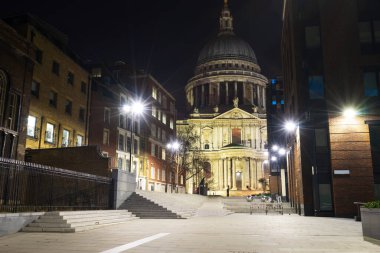 St. Paul Katedrali gece Londra 'daki Vamon Lane' den izlendi. İngiltere