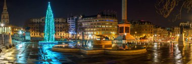 Trafalgar Meydanı manzarası Noel ağacıyla dolu 