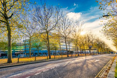 Güneşli sonbahar gününde Milton Keynes 'de yaz ortası bulvarı 