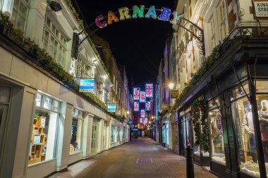 LONDON, İngiltere - 16 ARALIK 2016: Carnaby Caddesi 'ndeki alışveriş merkezinde Noel tatili, aşk, umut, öpücük ve sevinç belirtileri