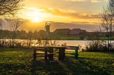 Caldecott gölü değirmeni Milton Keynes 'de gün batımında. İngiltere