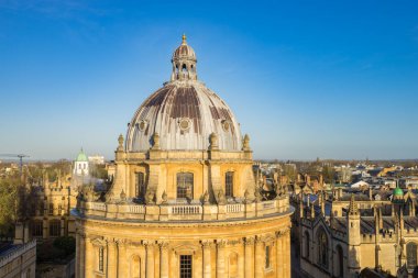 Oxford Üniversitesi kütüphanesi gün doğumunda St. Marys Kilisesi 'nin en üst kulesinden izlendi.