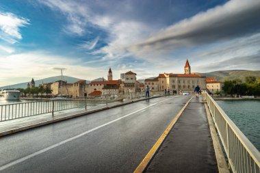 Ciovski Köprüsü ve Trogir 'in eski kasabası. Hırvatistan