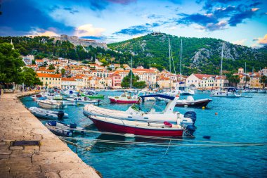 Günbatımında Hvar kenti sahili, Dalmaçya, Hırvatistan