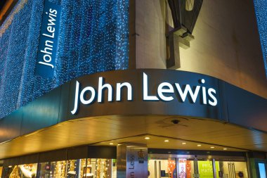 LONDON, ENGLAND - 16 ARALIK 2016: John Lewis, Oxford caddesinin dışındaki mağazada Noel süslemelerinin bir parçası olarak ışık duvarı ile imza attı