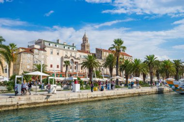 Ayrıl, Hırvatistan-Eylül 10.2016P: Riva gezinti alanı ve Split 'teki Diocletian sarayının ufuk çizgisi