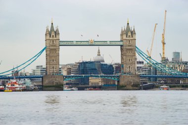 Tower Bridge Londra 'da cepheden görüldü. Birleşik Krallık