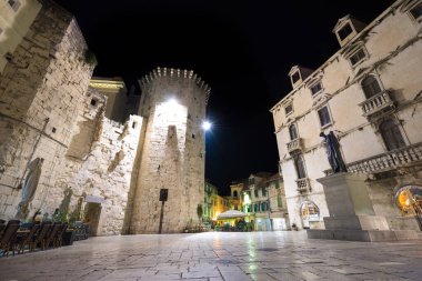 Diocletian 's Palace' daki eski kasaba meydanı, Split 'te alacakaranlıkta. Hırvatistan