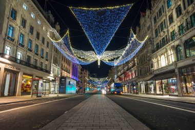 LONDON, İngiltere - 16 Aralık 2016: Regent Caddesi 'nde gece kanatlı melek şeklinde parıldayan Noel ışıkları 