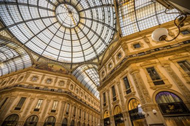 MILAN, ITALY-OCTOBER 2. 2015: Galleria Vittorio Emanuele II.En eski alışveriş merkezlerinden biridir. Galleria, İtalya Krallığı 'nın ilk kralı Victor Emmanuel II.