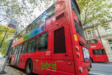 Londra, İngiltere-Nisan 2019: Wrightbus tarafından Londra için inşa edilen dünyanın ilk çift katlı hibrit otobüsleri 2006 yılında hizmete girdi. Geleneksel dizel motor b 'den% 40 daha az CO2 emisyonu yayıyorlar.
