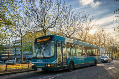 MILTON KEYNES, UK-OCTOBER 20, 2017: Arriva UK Bus in Milton Keynes.Arriva UK Bus, Deutsche Bahn 'in sahibi olduğu Arriva grubunun bir parçasıdır. Arriva 60.000 'den fazla çalışanı olan bir toplu taşıma operatörü.