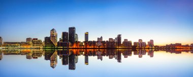 Canary Wharf şafak vakti, Londra 'da yansımayla birlikte. İngiltere