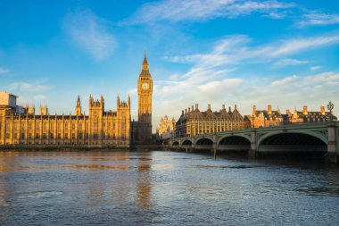 Big Ben ve Westminster parlamentosunun Londra 'da sabah ışığı var.