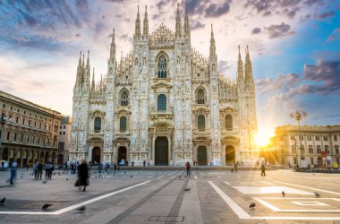 İtalya 'nın Milano şehrinde gün doğumunda Duomo Katedrali