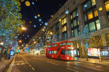 LONDON, İngiltere - 16 ARALIK 2016: Oxford Caddesi 'ndeki kırmızı otobüs Londra' da Noel ışıklarıyla süslendi