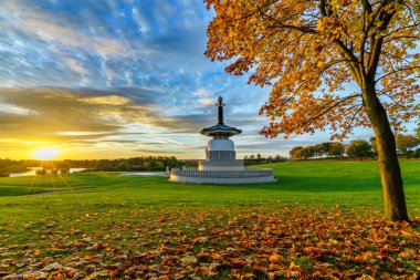 Barış Pagoda Tapınağı Willen Park, Milton Keynes, İngiltere 'de gün doğumunda