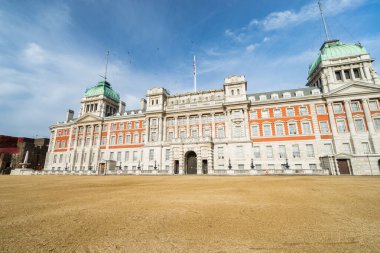 LONDON, İngiltere - 15 Kasım 2016: Whitehall 'daki Eski Amirallik Binası At Muhafızları Geçidi