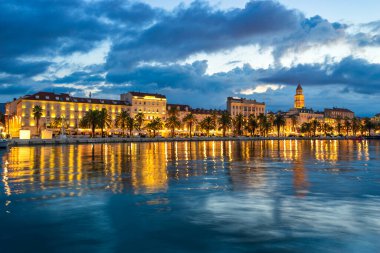 Diocletian Sarayı ve St Domnius Katedrali, Split 'te mavi saatte. Dalmaçya, Hırvatistan