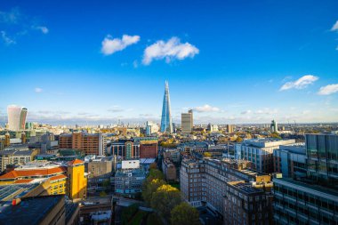 Güneşli bir günde Londra gökyüzü manzarası